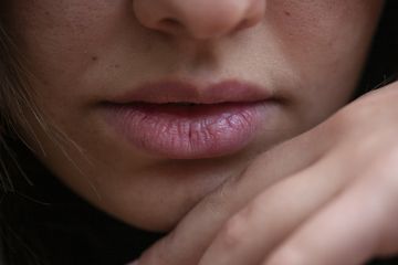 5 Bahan Alami dapat  Membantu Mencerahkan Warna Bibir Secara Alami