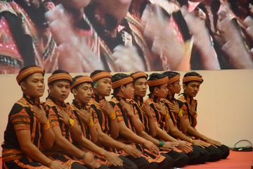 Tari Saman merupakan tari tradisional dari Aceh.