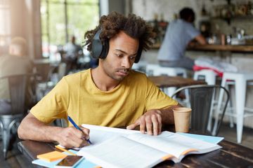 Pahami Kelebihan dan Kekurangan Mendengarkan Musik Saat Belajar