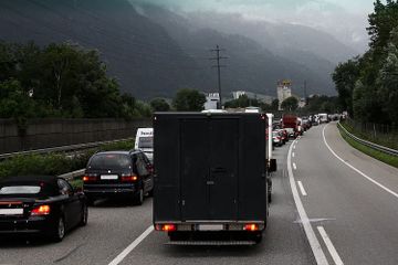 Mengapa Lampu Belakang Kendaraan atau Stop Lamp Berwarna Merah?
