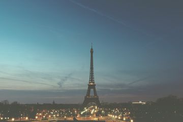 Berapakah Tinggi yang Dimiliki oleh Menara Eiffel di Prancis?