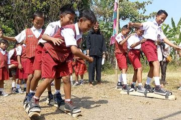 Permainan bakiak membutuhkan kerja sama dan kosentrasi.
