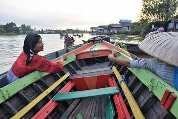 Di Kalimantan, terdapat pasar yang terapung di atas air sungai.