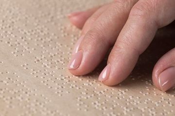 Braille bukan bahasa melainkan huruf yang bisa digunakan ke semua bahasa.