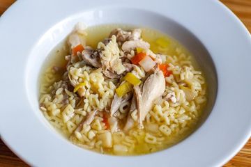 Sup ayam banyak digunakan untuk meredakan sakit flu.