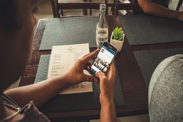 Kecanduan gadget bisa menganggu kesehatan tubuh dan pikiran. 