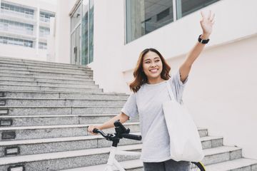 Mengucapkan salam perpisahan dalam bahasa Inggris disebut dengan saying goodbye.