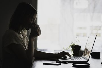 5 Cara Mencegah agar  Mata Tidak Sakit saat Lama Menatap Layar Laptop