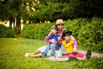 Orang tua bekerja keras untuk membahagiakan anak-anaknya.