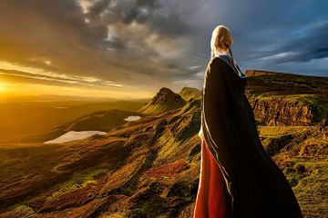 Kita bisa menghilangkan objek yang tidak  kita inginkan pada sebuah gambar dengan menggunakan aplikasi seperti Photoshop.