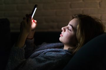Dampak Negatif Bermain Handphone sebelum Tidur bagi Kesehatan Kita