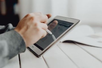 Kita bisa menarik kembali email yang sudah kita kirim sebelumnya.