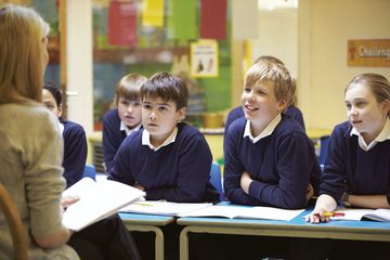 Melakukan hal yang bisa dan tidak bisa kita lakukan atau dalam bahasa Inggris berarti can and cannot do.