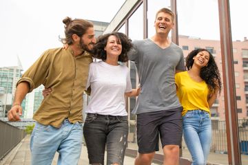 Merencanakan aktivitas bersama teman-teman dalam bahasa Inggris artinya planning activity with friends.