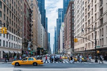 Jalanan yang ramai dalam bahasa Inggris disebut dengan busy roads.