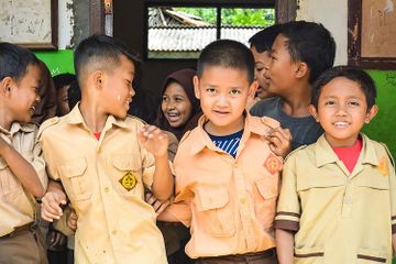 Ada beberapa contoh sikap yang tidak sesuai dengan nilai-nilai Pancasila.