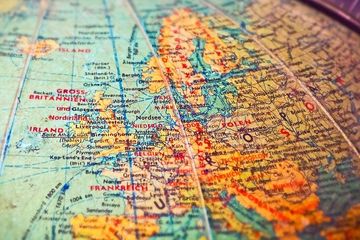 Walaupun sekilas terlihat sama, ternyata peta, atlas, dan globe mempunyai arti yang berbeda.