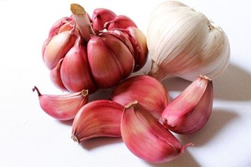 Bagaimana Cara Memotong Bawang yang Benar Agar Mata Tidak Pedih?