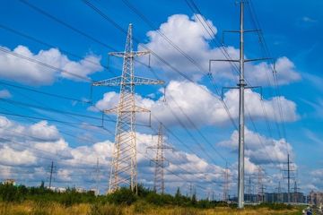 Dalam hal penggunaan energi listrik, air, dan minyak bumi, kita memiliki hak dan kewajiban.