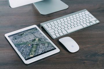 Terdapat beberapa tahapan kerja dalam sistem informasi geografi sampai menghasilkan data geografi.