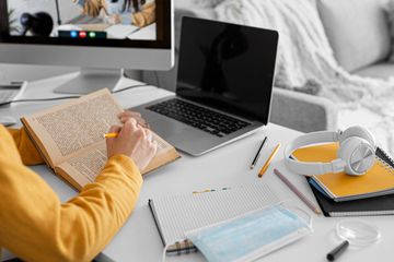 Bahasa Inggris kelas X edisi revisi 2016 Chapter 4 materi which one is your best gateway?