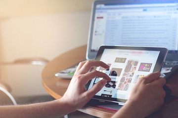 Internet memberi pengaruh besar pada bidang teknologi.