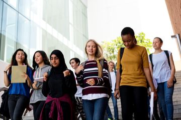 Menanyakan asal seseorang dalam bahasa Inggris disebut dengan asking someone's origin.