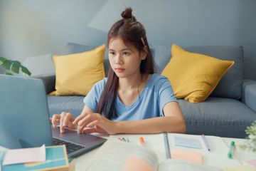 Pemahaman materi simple past tense pada buku bahasa Inggris kelas X Chapter 7.
