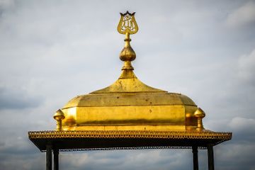 Masuknya Islam berbarengan dengan berkembangnya kerajaan-kerajaan Islam di pulau Jawa.