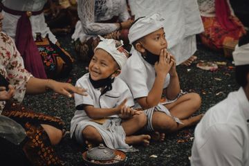 Dalam kehidupan masyarakat, kita juga wajib beradaptasi dengan lingkungan, termasuk perilaku, aturan, nilai, dan norma.