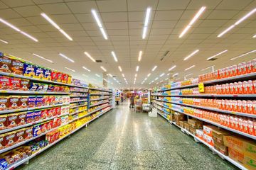 Pasar swalayan dalam bahasa Inggris adalah supermarket.