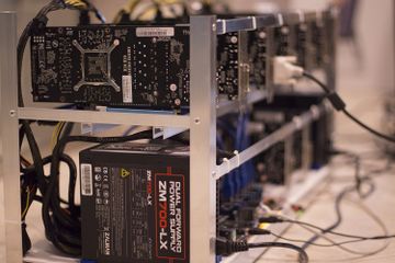 Komponen utama komputer adalah hardware, software, dan brainware.