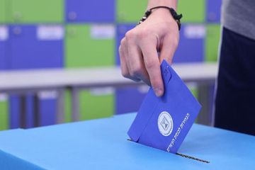 Ada beberapa contoh perwujudan nilai Pancasila dalam bidang politik di sekolah.