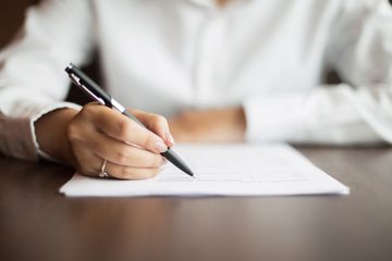 Mengisi form atau formulir soal pada buku bahasa Inggris kelas X Chapter 10.