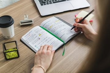 Mejawab soal teks struktur ppada buku bahasa Inggris kelas X Chapter 11.