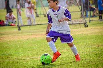 Teknik Menggiring Bola Dalam Permainan Sepak Bola Materi Kelas 3 Sd Tema 3 Semua Halaman Bobo