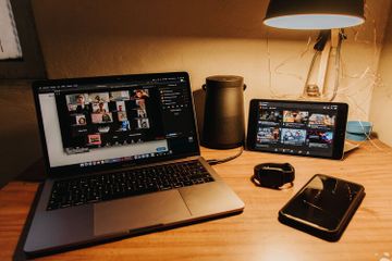 Zoom adalah aplikasi yang menyediakan fitur panggilan video online.