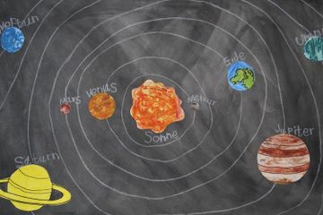 Mengapa Bumi Selalu Mengelilingi Matahari?