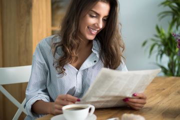 Menjawab soal teks struktur task 2 pada buku bahasa inggris kelas XII Chapter 5.