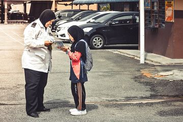 Kebersihan sekolah merupakan tanggung jawab semua warga sekolah.