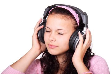 Pada buku Bahasa Inggris kelas X Chapter 15 terdapat soal pemahaman tentang listening to a song.
