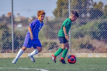 Dalam permainan sepak bola ada gerak lokomotor, non lokomotor, dan manipulatif.