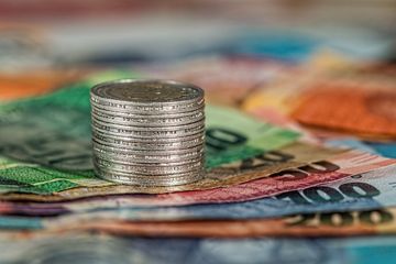 Uang dalam bahasa Inggris disebut dengan money.
