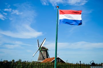 Melalui VOC, Belanda menerapkan sistem politik devide et impera untuk menguasai Indonesia.
