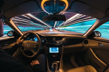 Mengapa Lampu Bagian Dalam Mobil Tidak Dinyalakan saat Berkendara?