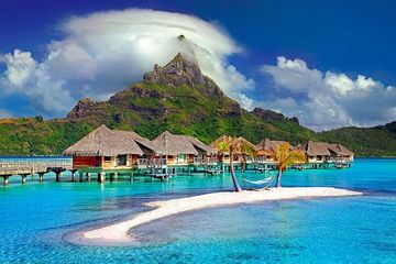 Menceritakan liburan dalam bahasa Inggris disebut dengan tell about the holiday experience.
