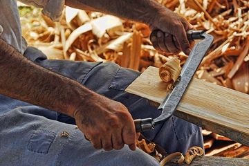 Terdapat banyak profesi pekerjaan dalam proses produksi meja dan kursi yang sampai di dalam rumah kita.