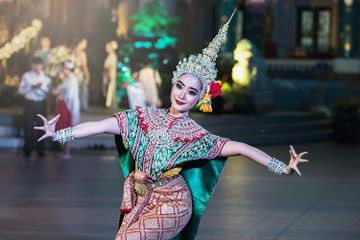 Seni tari menonjolkan keindahan gerak dengan memunculkan rasa yang ada di dalam diri penari.