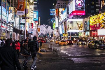Dalam bahasa Inggris kita bisa menyebut jalanan dengan street.