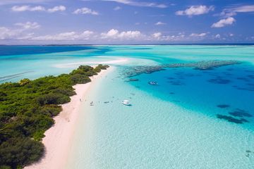 Maldives dalam bahasa Indonesia disebut Maladewa.